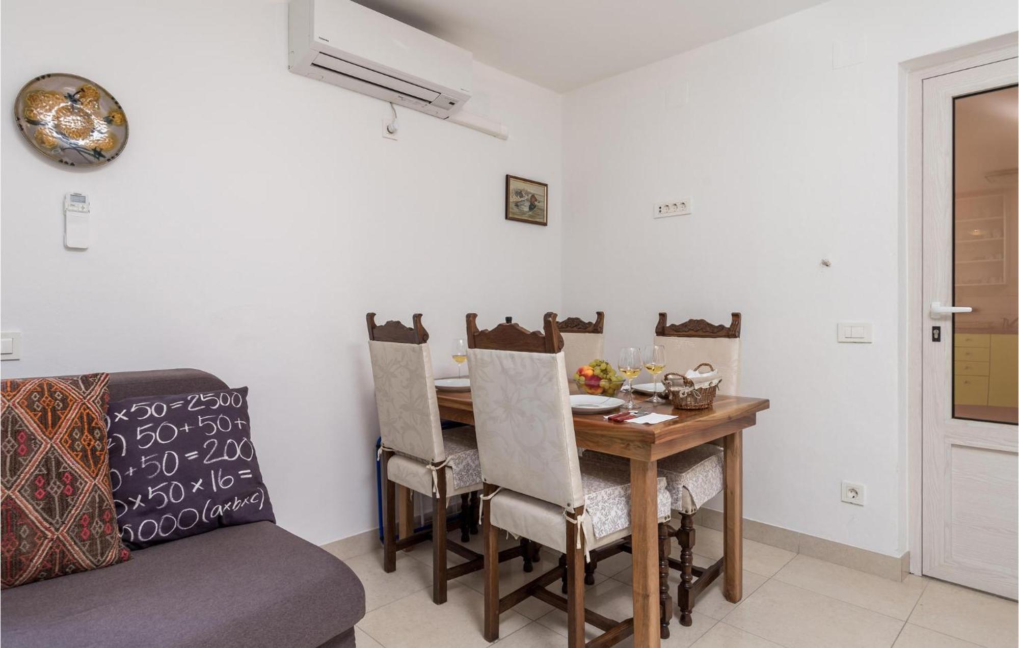 2 Bedroom Awesome Apartment In Veli Lošinj Dış mekan fotoğraf