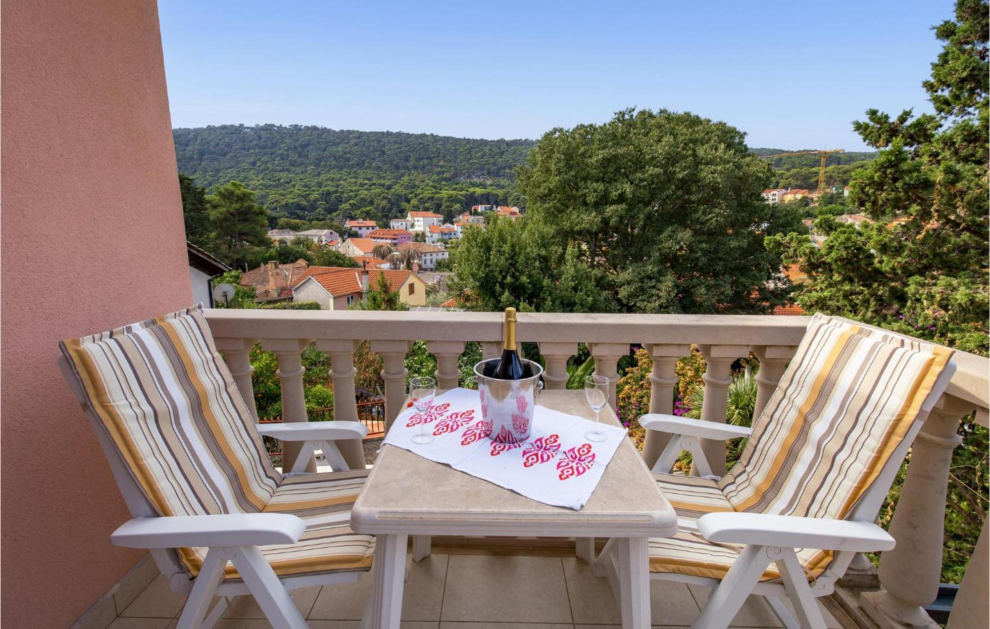 2 Bedroom Awesome Apartment In Veli Lošinj Dış mekan fotoğraf