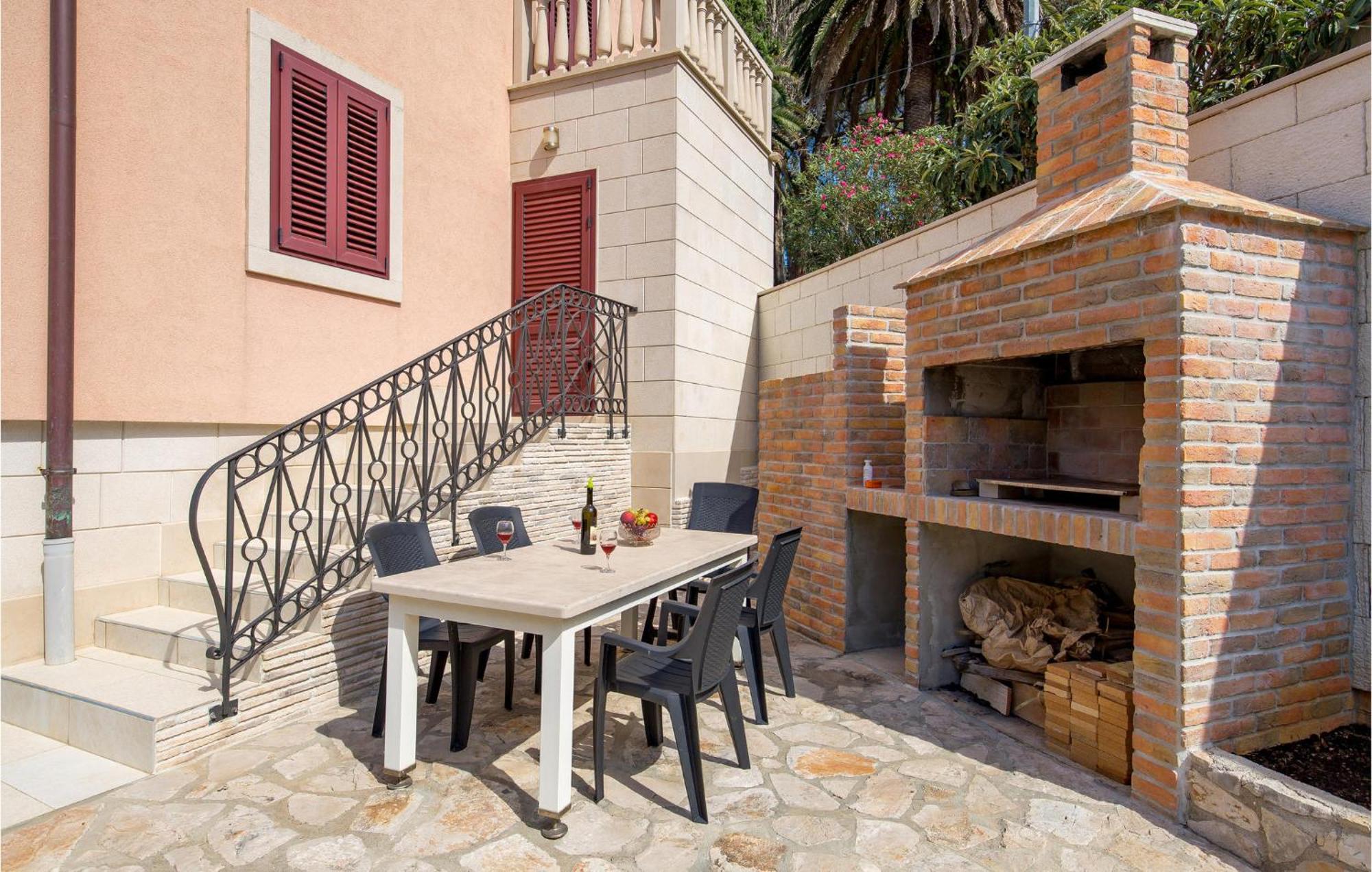 2 Bedroom Awesome Apartment In Veli Lošinj Dış mekan fotoğraf